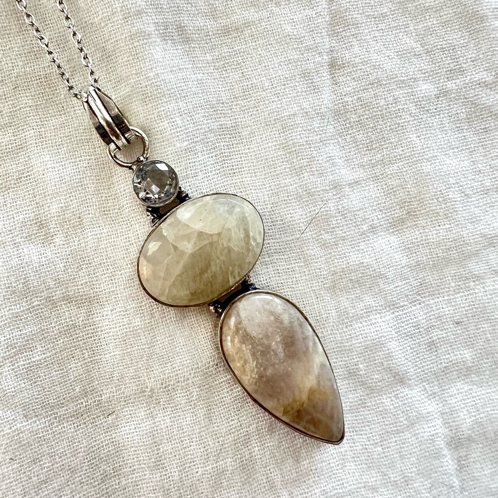 925 Feminine Peach Moonstone Pendant Necklace - Picture 4 of 6